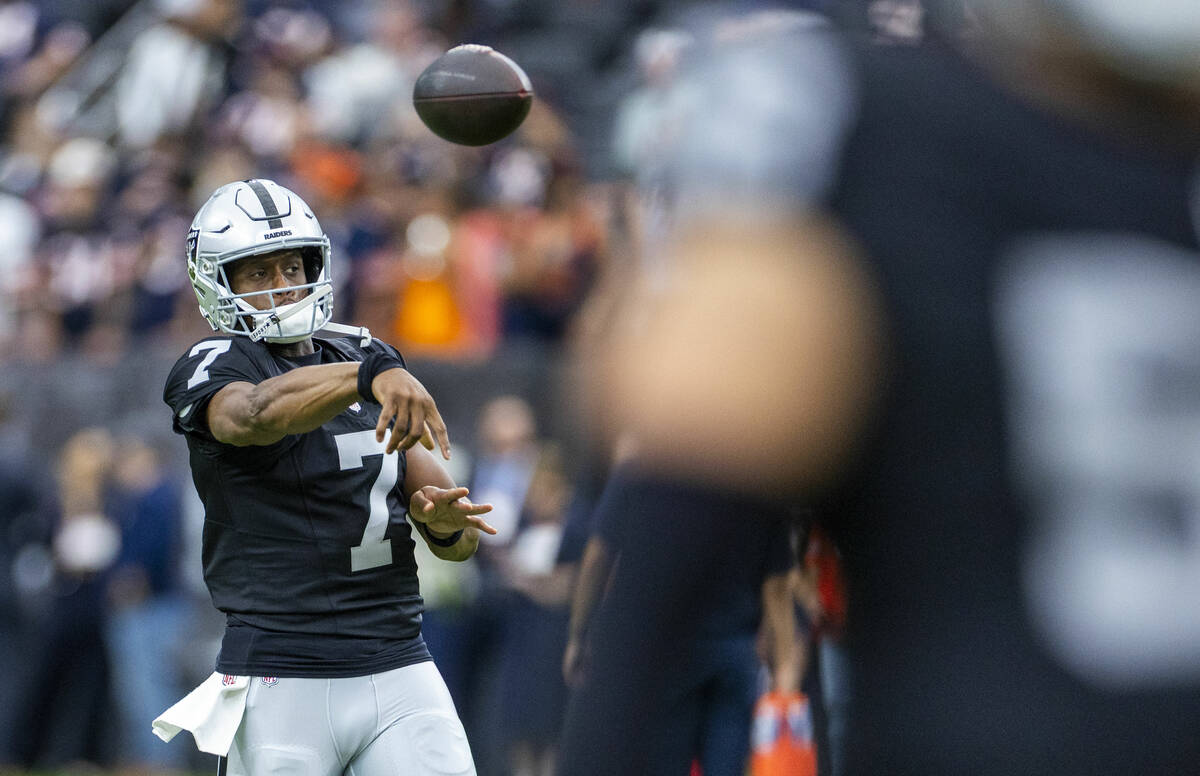 Raiders quarterback Geno Smith (7) gets off a pass during warm ups before the first half of the ...