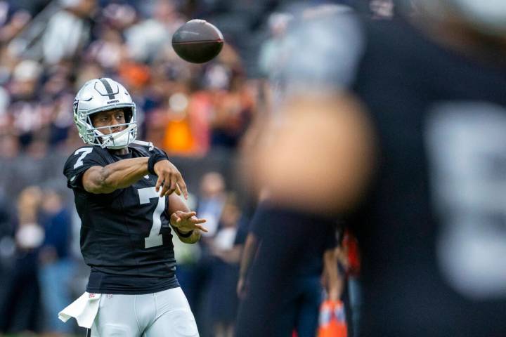 Raiders quarterback Geno Smith (7) gets off a pass during warm ups before the first half of the ...