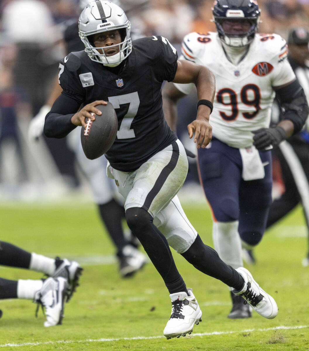Raiders quarterback Geno Smith (7) scrambles with Chicago Bears defensive tackle Gervon Dexter ...