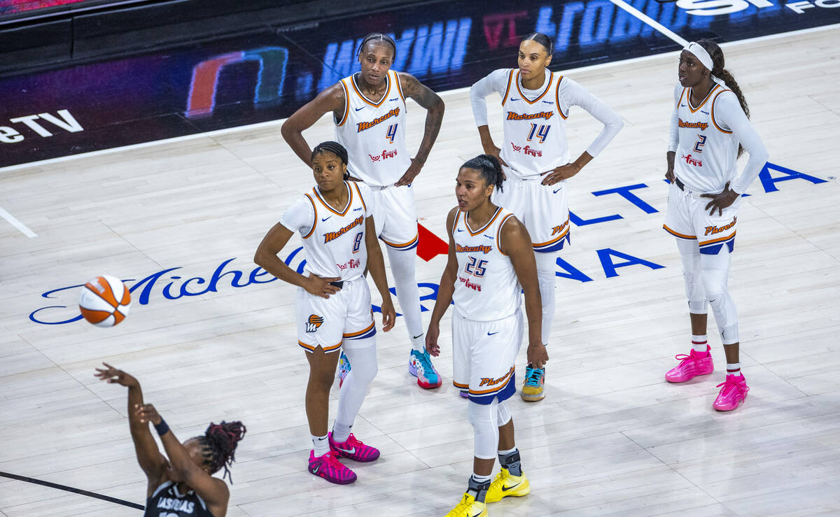 Phoenix Mercury players watch as Aces guard Chelsea Gray (12) takes free throws during the seco ...