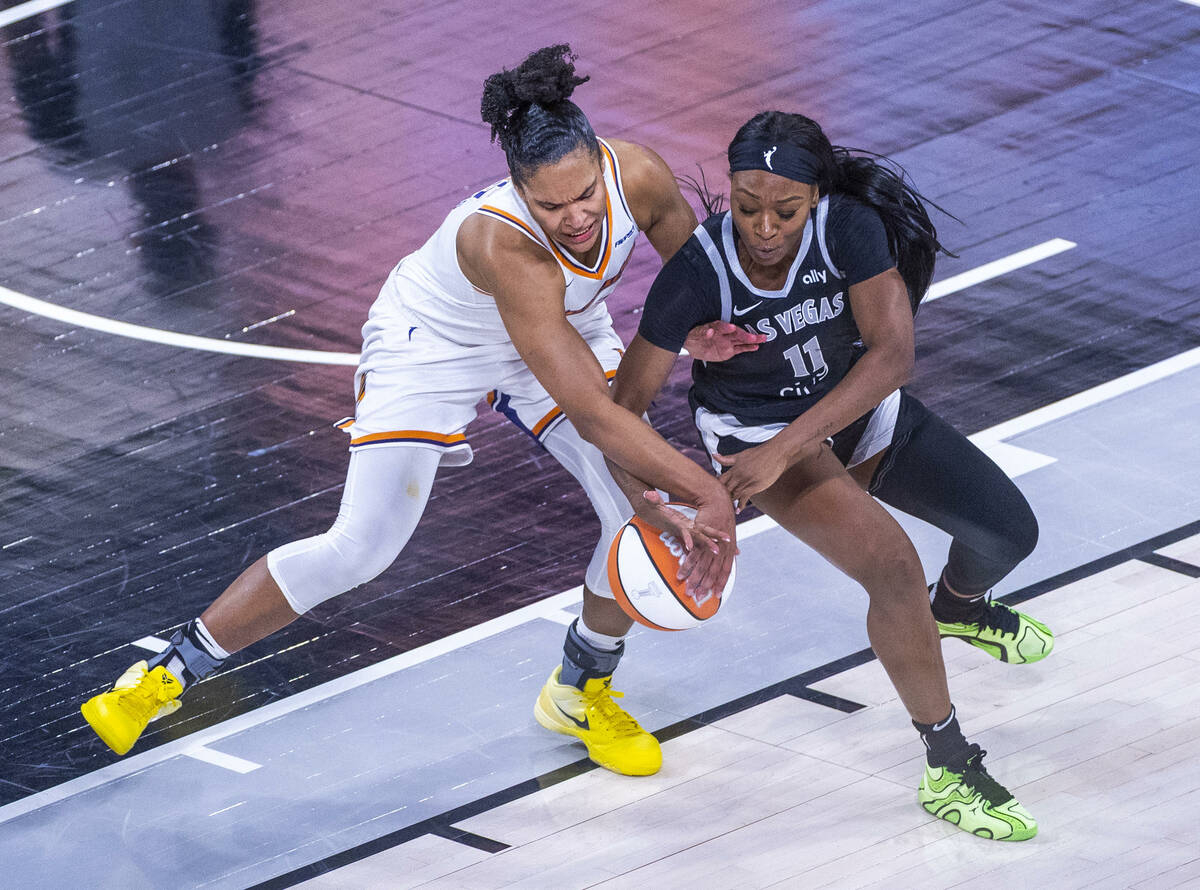 Phoenix Mercury forward Alyssa Thomas (25) and Aces guard Dana Evans (11) during the second hal ...