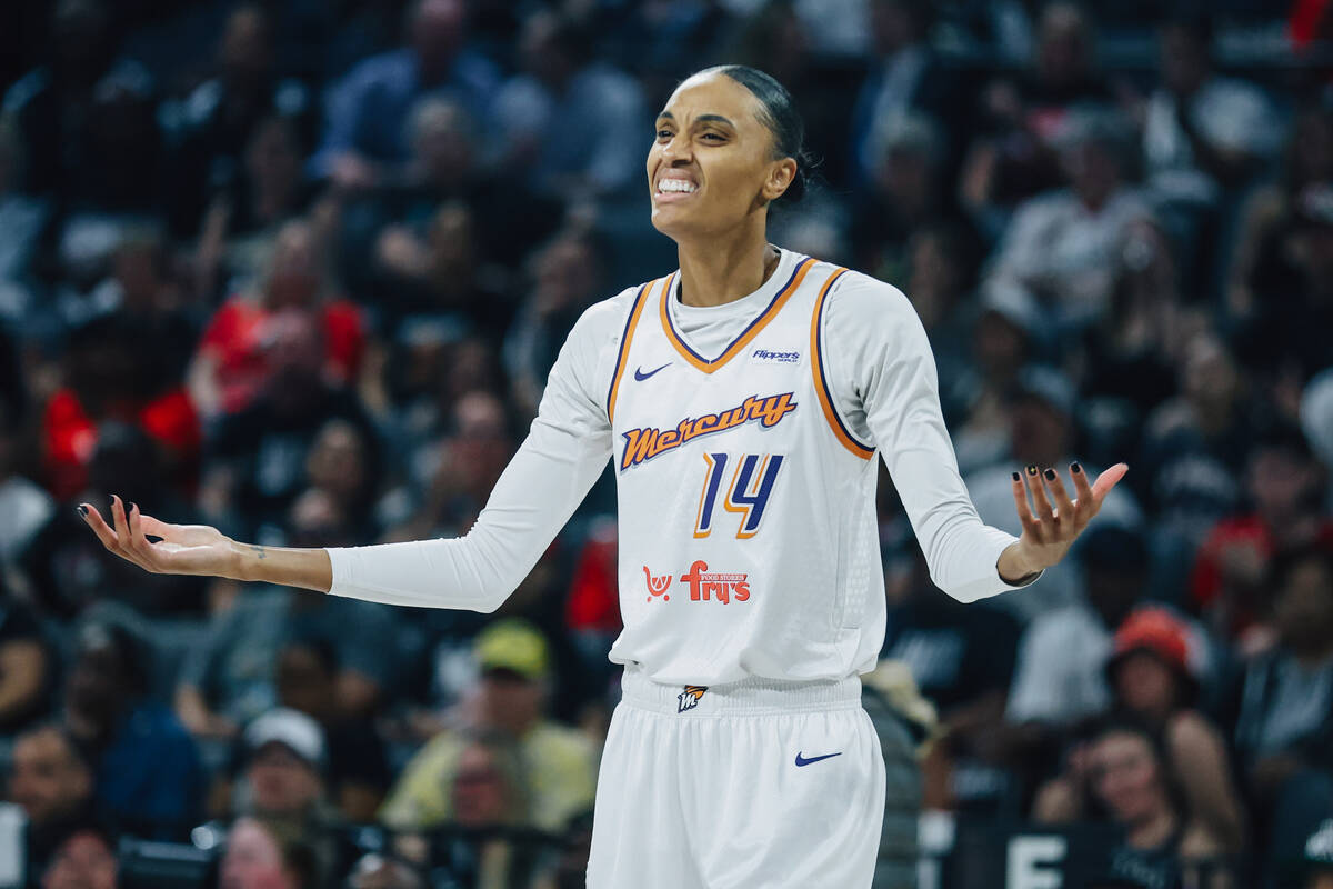 Phoenix Mercury forward DeWanna Bonner (14) reacts to a foul called on the Phoenix Mercury duri ...