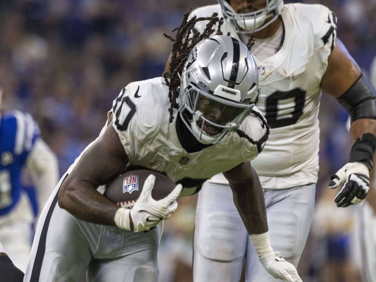 Raiders tight end Ian Thomas (80) makes a catch during the second half of an NFL game against t ...