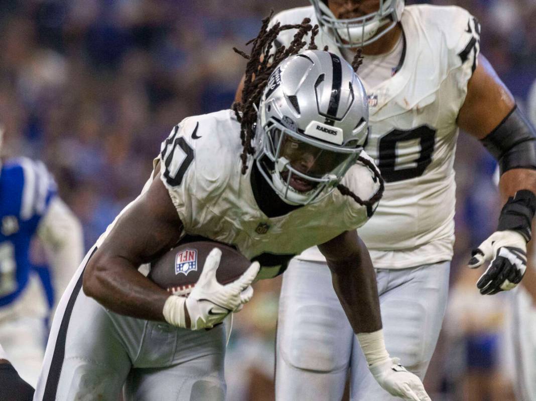 Raiders tight end Ian Thomas (80) makes a catch during the second half of an NFL game against t ...
