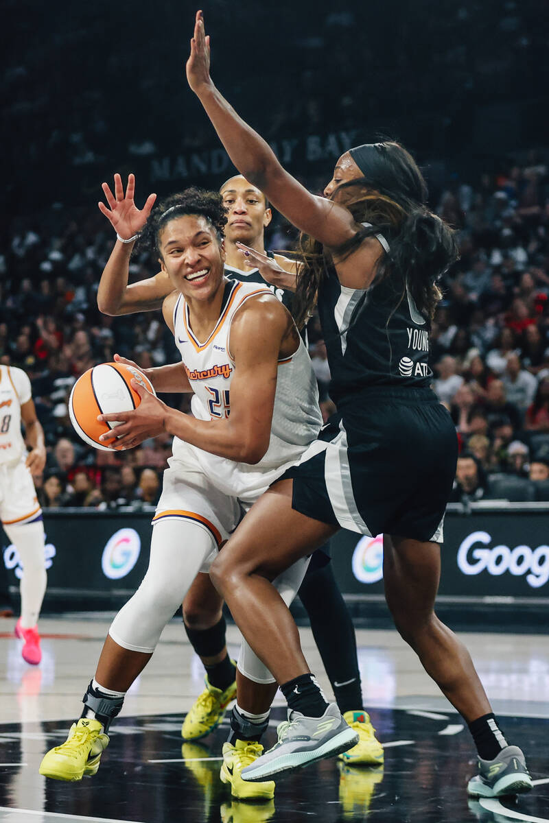 Phoenix Mercury forward Alyssa Thomas (25) drives the ball to the basket during game two of of ...