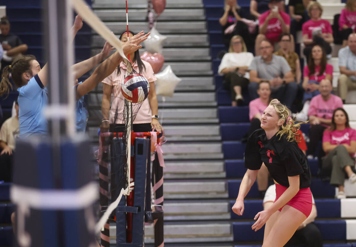 Coronado's Hannah Wayment (1) gets the ball past Foothill defenders for the point during a ...