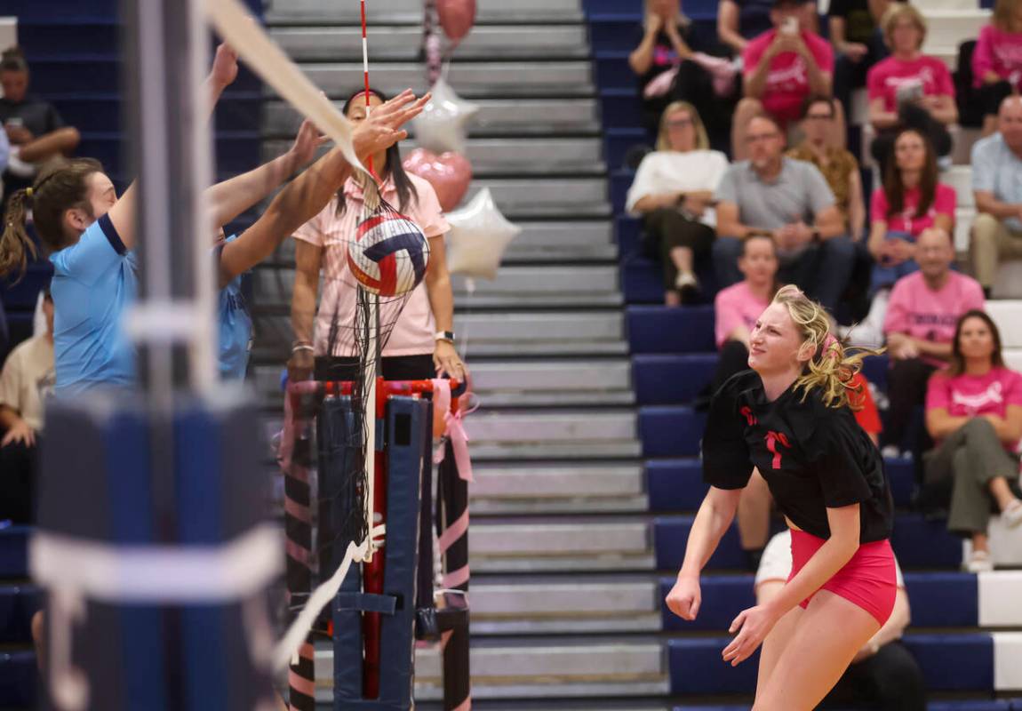 Coronado's Hannah Wayment (1) gets the ball past Foothill defenders for the point during a ...