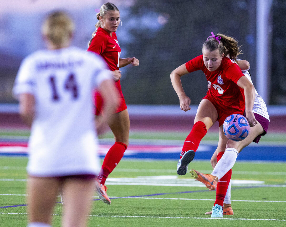 Coronado's Payton Jones (18) battles for control of the ball with Faith Lutheran's Ad ...