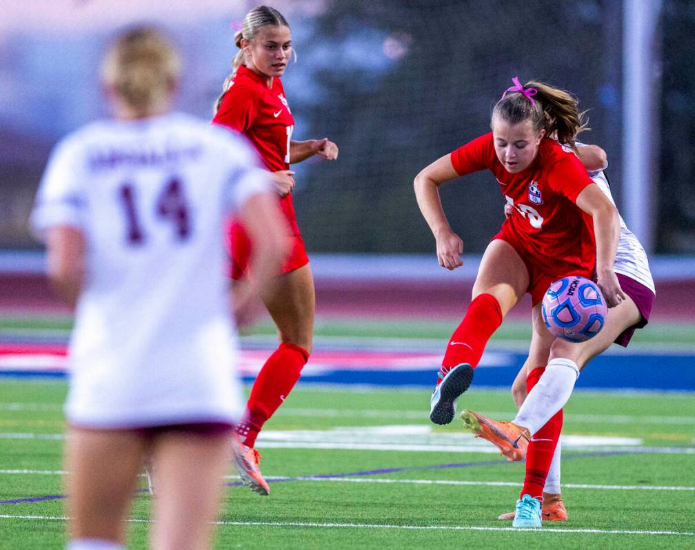 Coronado's Payton Jones (18) battles for control of the ball with Faith Lutheran's Ad ...