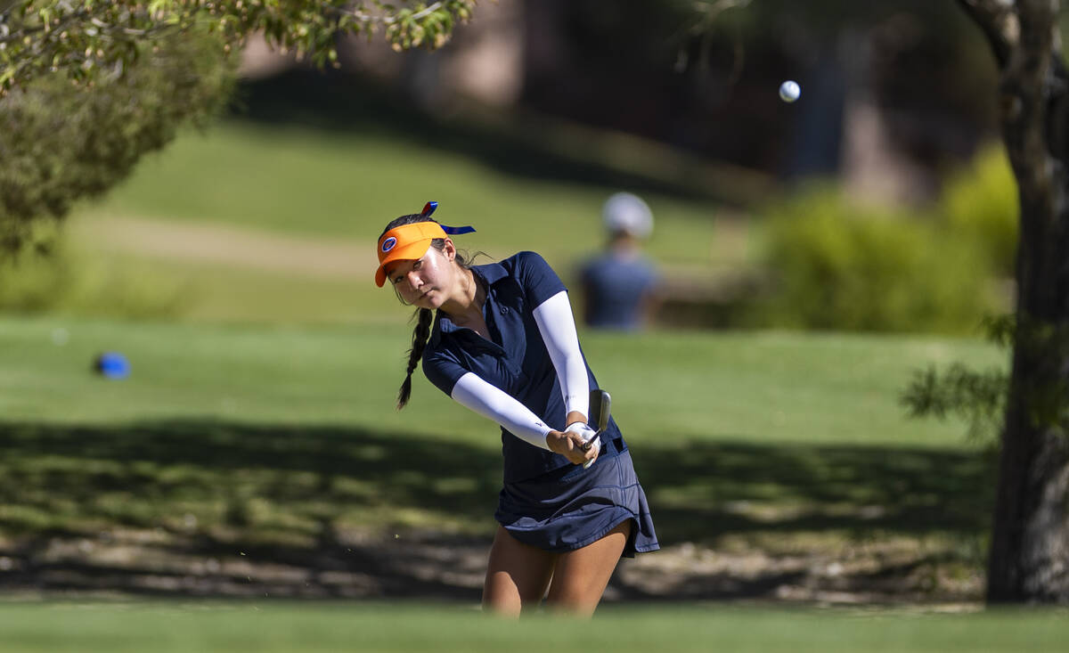Bishop Gorman's Tiffany Park chips on to the green during the final round of the 5A girls ...