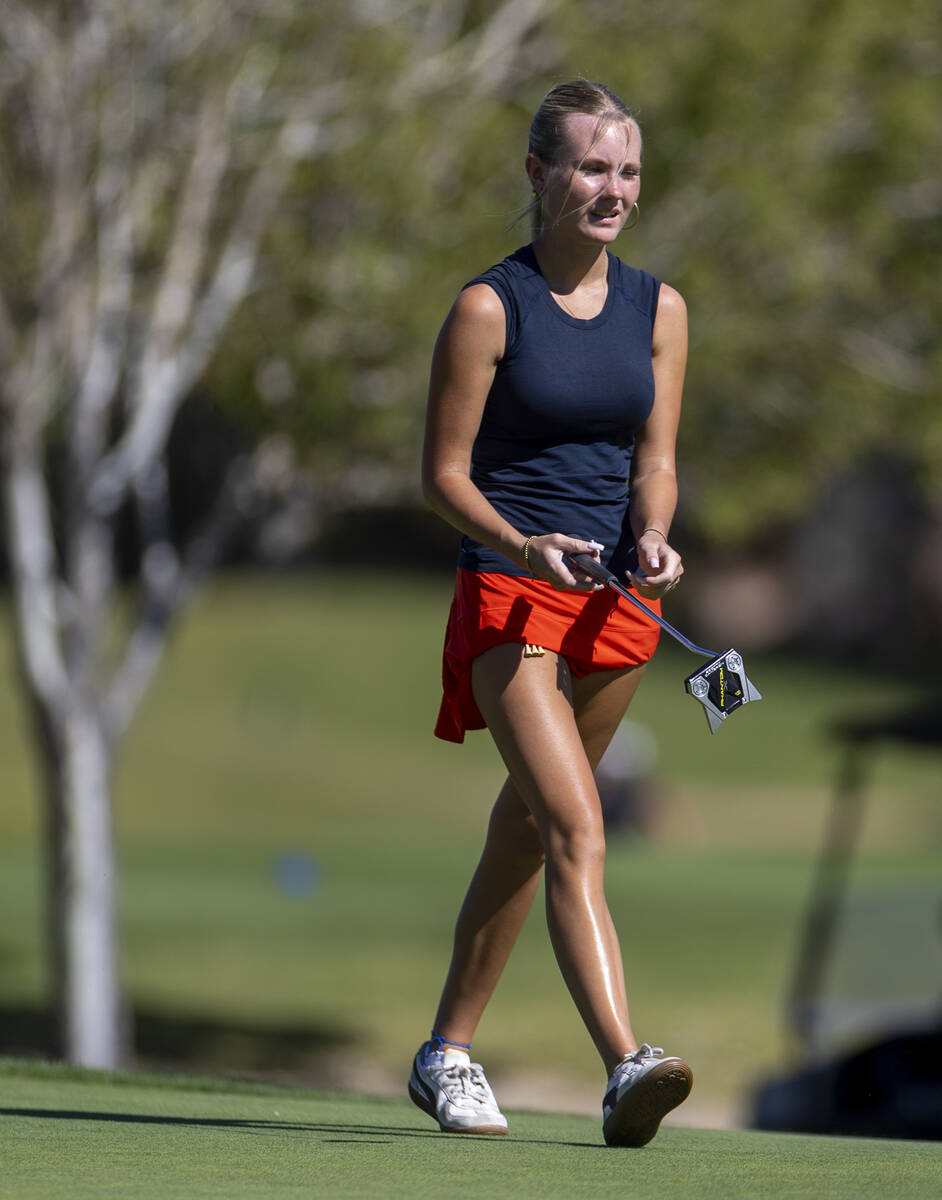 Coronado's Berlin Biddinger follows a putt to the hole during the final round of the 5A gi ...