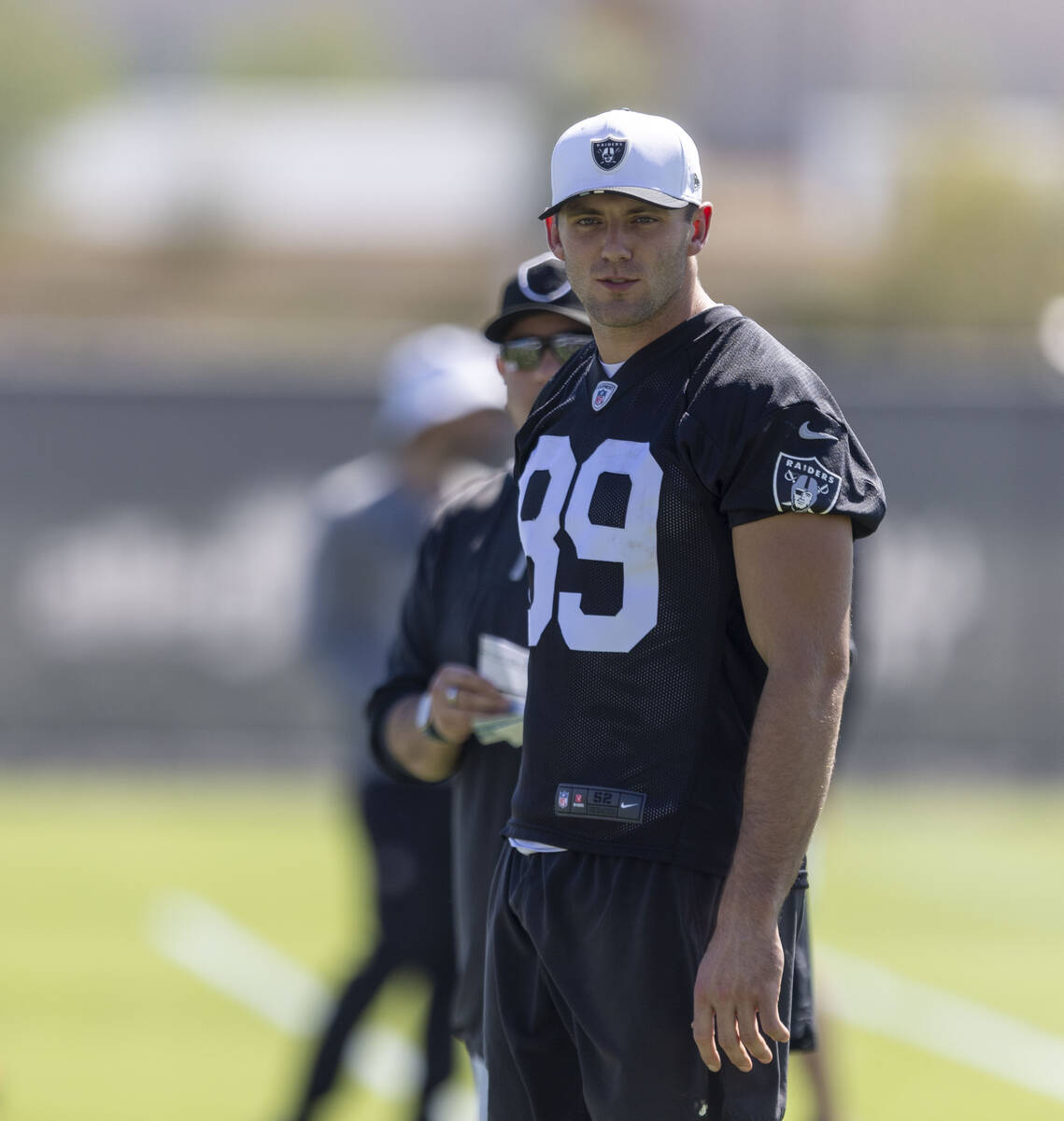 Raiders tight end Brock Bowers (89) watches the team practice from the sideline at the Intermou ...