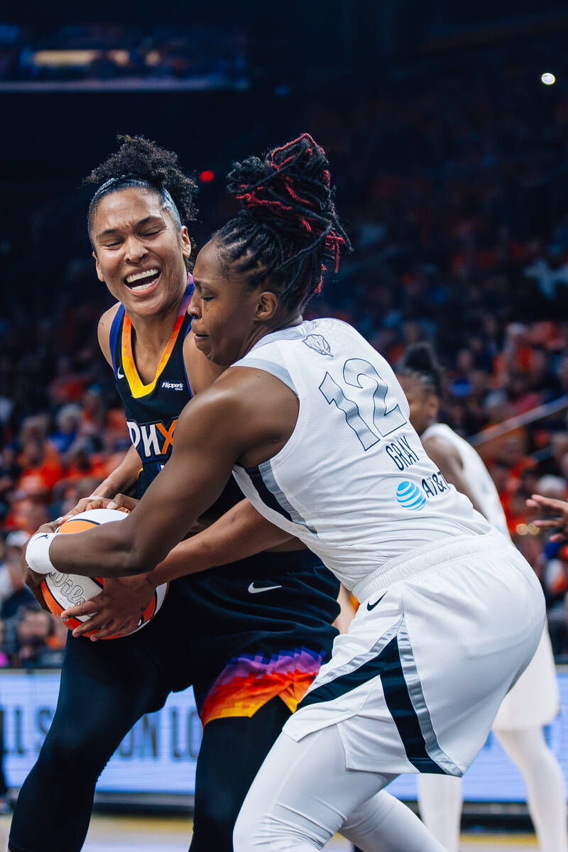 Chelsea Gray plays defense as Phoenix Mercury forward Alyssa Thomas (25) tries to drive the bal ...