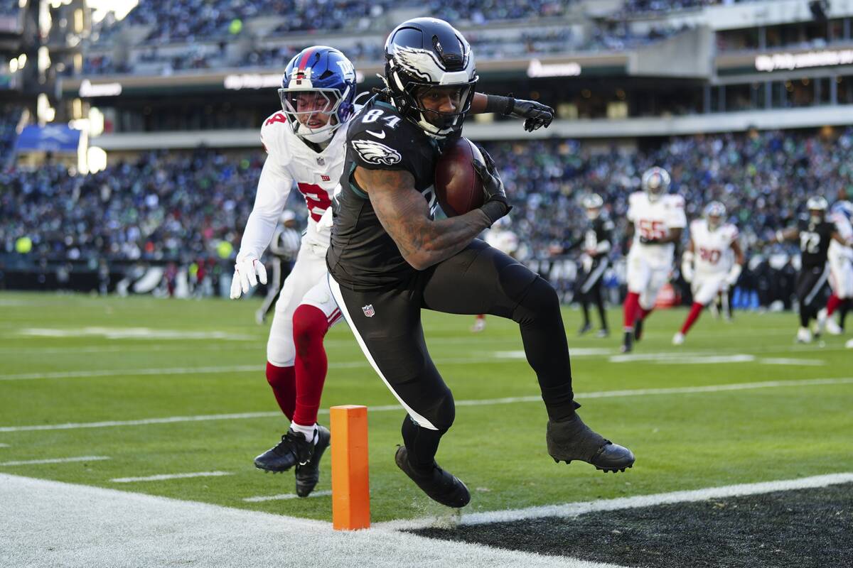 Philadelphia Eagles tight end E.J. Jenkins (84) scores a touchdown past New York Giants safety ...
