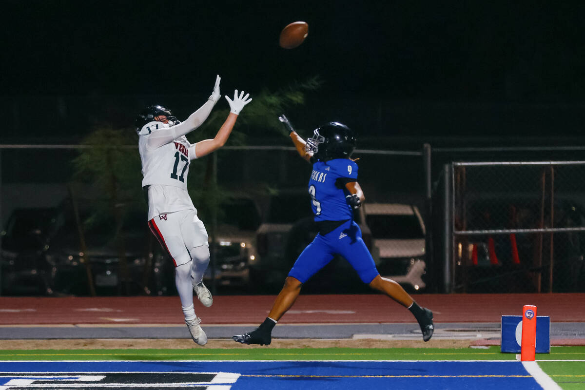 Las Vegas wide receiver Porter Wells (17) catches a touchdown pass over Desert Pines’ Ma ...