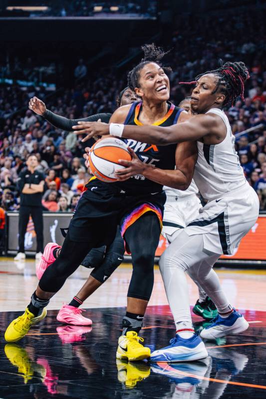 Phoenix Mercury forward Alyssa Thomas (25) drives to the hoop during game four of a WNBA finals ...