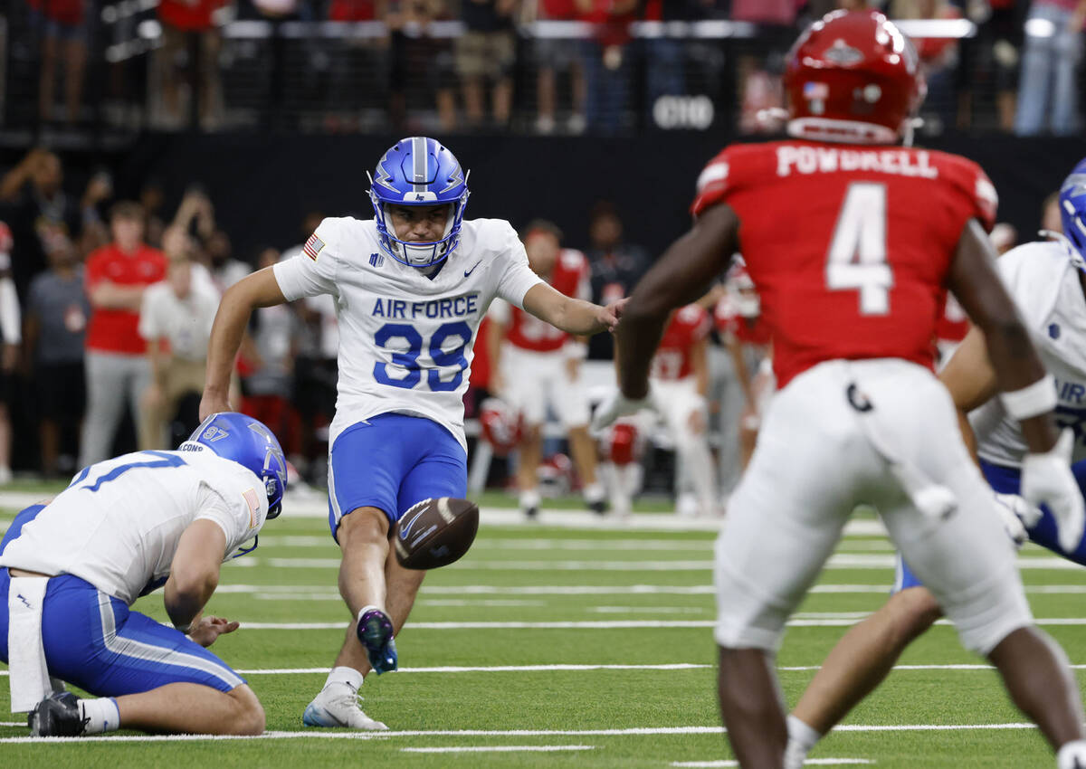 Air Force Falcons kicker Jacob Medina (39) kicks and missed a crucial field goal with two secon ...