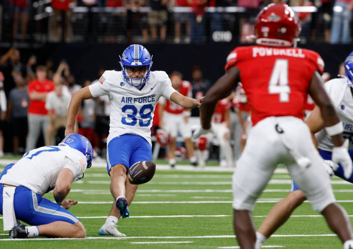 Air Force Falcons kicker Jacob Medina (39) kicks and missed a crucial field goal with two secon ...