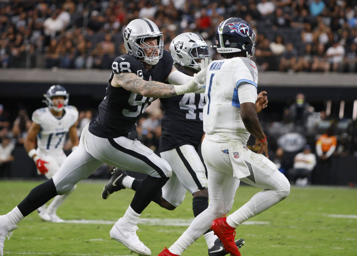 Raiders defensive end Maxx Crosby (98) and linebacker Devin White (45) chase Tennessee Titans q ...