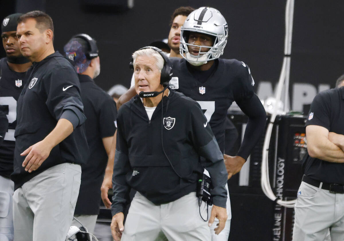 Raiders head coach Pete Carroll and quarterback Geno Smith (7) watch a field goal kick from the ...