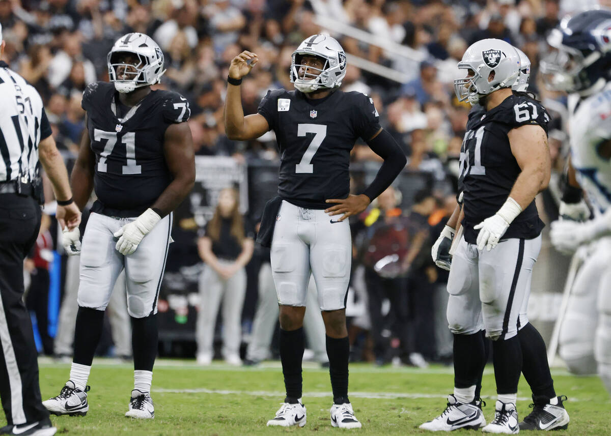 Raiders quarterback Geno Smith (7) reacts after thrownig an interception during the second half ...