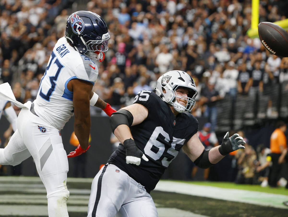 Tennessee Titans linebacker Cedric Gray (33) deflects a pass intended to Raiders guard Alex Cap ...