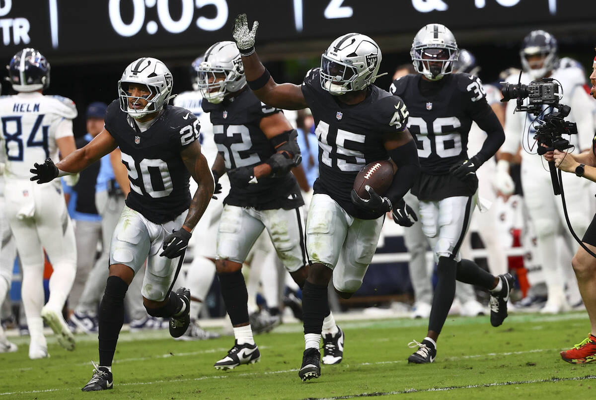 Raiders linebacker Devin White (45) celebrates his interception against the Tennessee Titans du ...