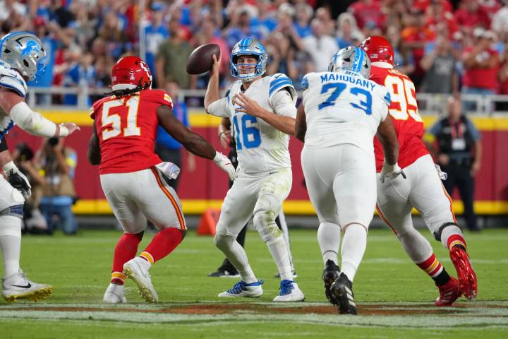 Detroit Lions quarterback Jared Goff (16) passes against Kansas City Chiefs defensive end Micha ...