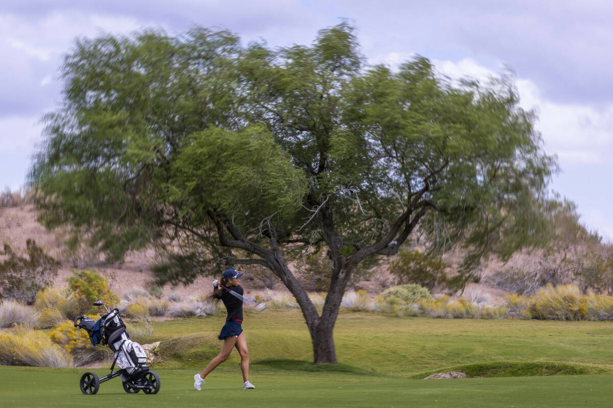 Coronado's Grace Oh battles the strong winds while seeking the green during the 5A girls g ...
