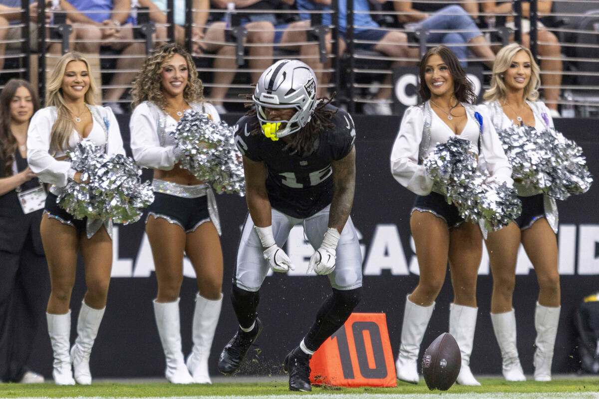 Raiders wide receiver Jakobi Meyers (16) flexes after making a catch during the second half of ...