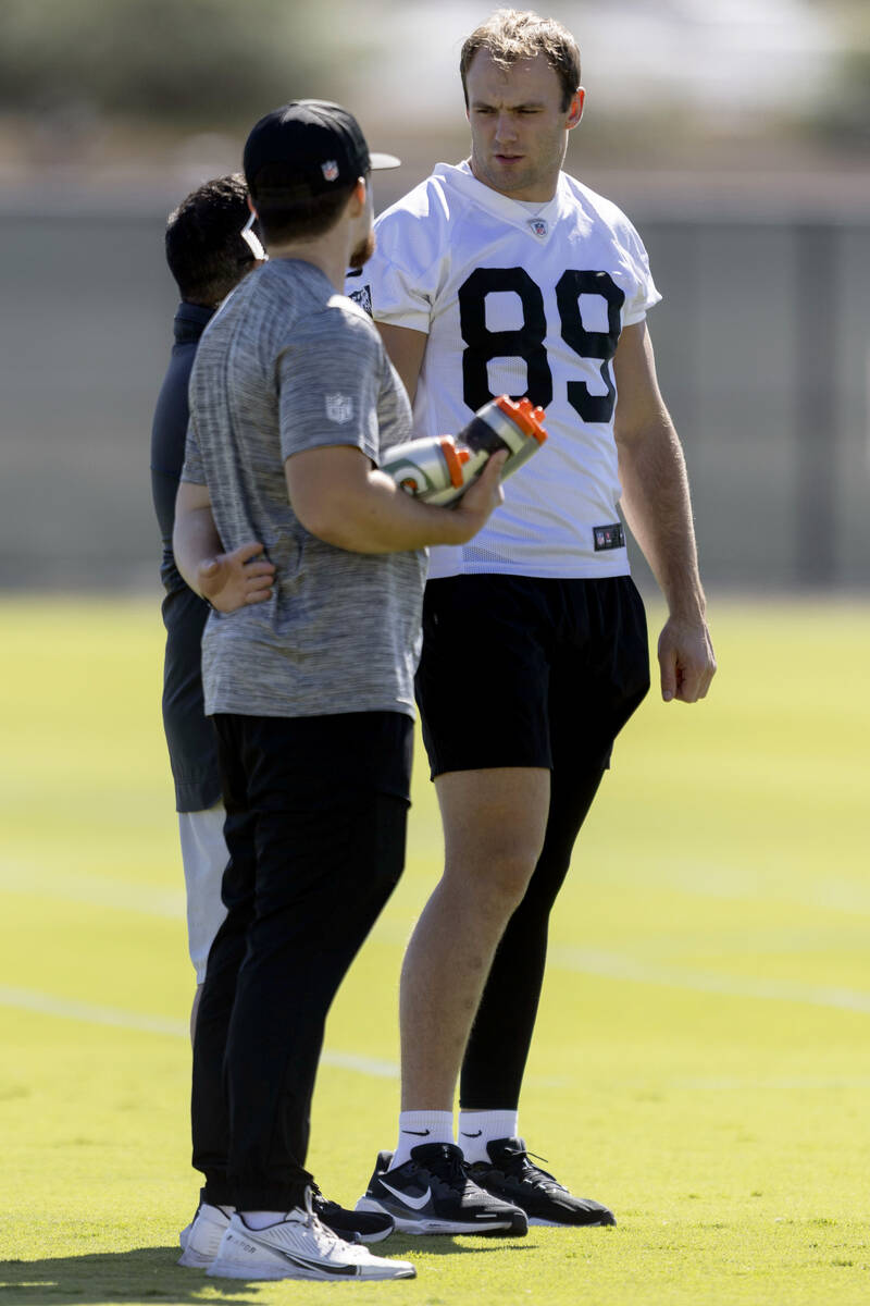 Raiders tight end Brock Bowers (89) speaks with team staff as he stays sidelined during the tea ...