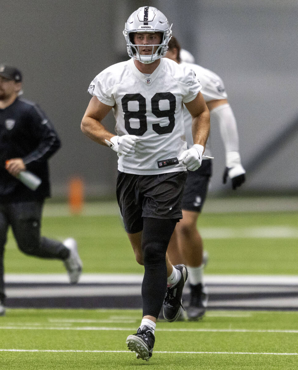 Raiders tight end Brock Bowers (89) jogs during the team’s practice at the Intermountain ...