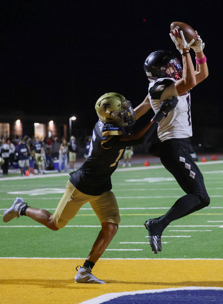 Desert Oasis wide receiver Malachi Dunlap (7) makes a leaping touchdown catch past Foothill cor ...