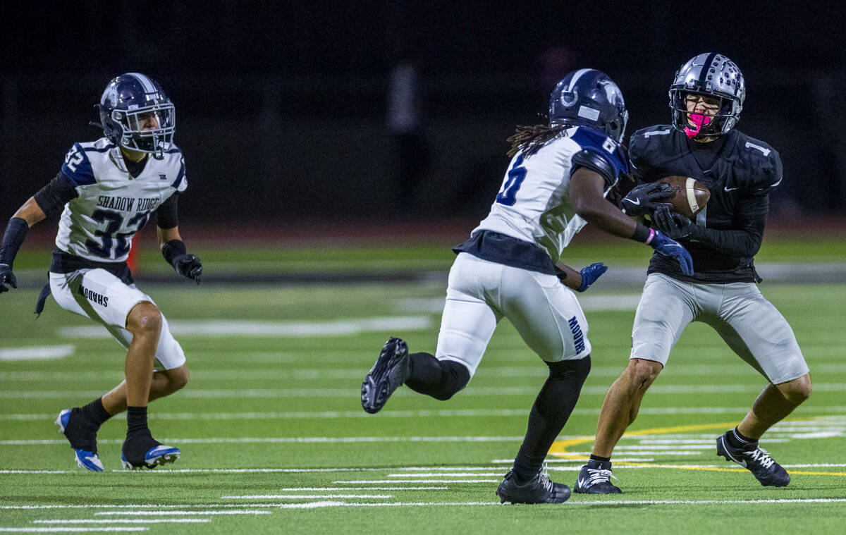 Palo Verde's Leo Templeton (1) catches a pass under pressure from Shadow Ridge's Choy ...