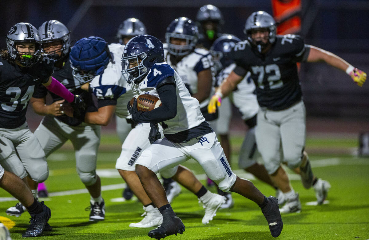 Shadow Ridge's Xavion Cross (4) turns the corner on a touchdown run as Palo Verde's T ...