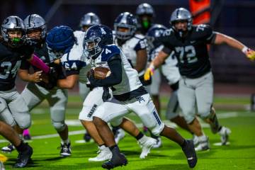 Shadow Ridge's Xavion Cross (4) turns the corner on a touchdown run as Palo Verde's T ...