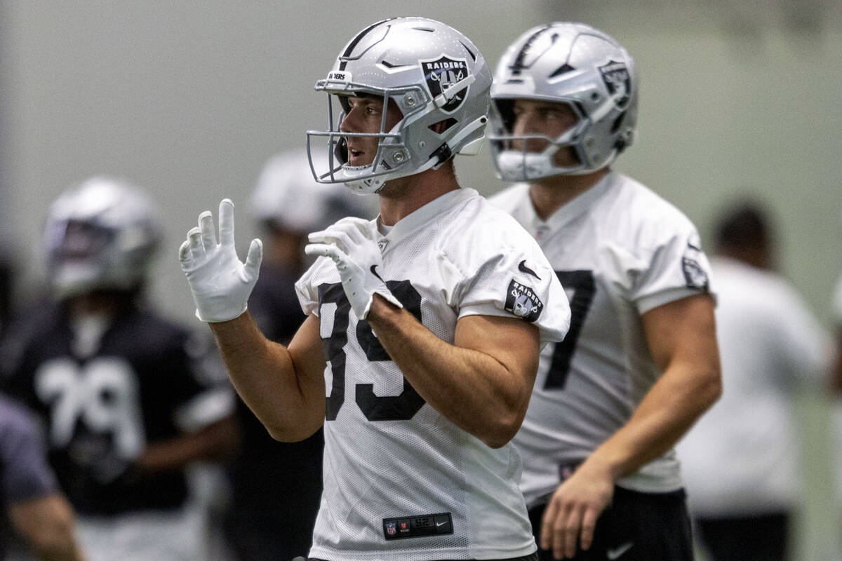 Raiders tight end Brock Bowers (89) prepares to take off his helmet during the team’s pr ...