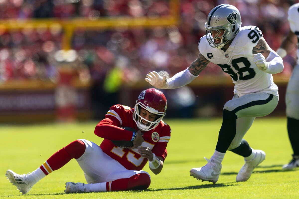 Raiders defensive end Maxx Crosby (98) pressures Kansas City Chiefs quarterback Patrick Mahomes ...