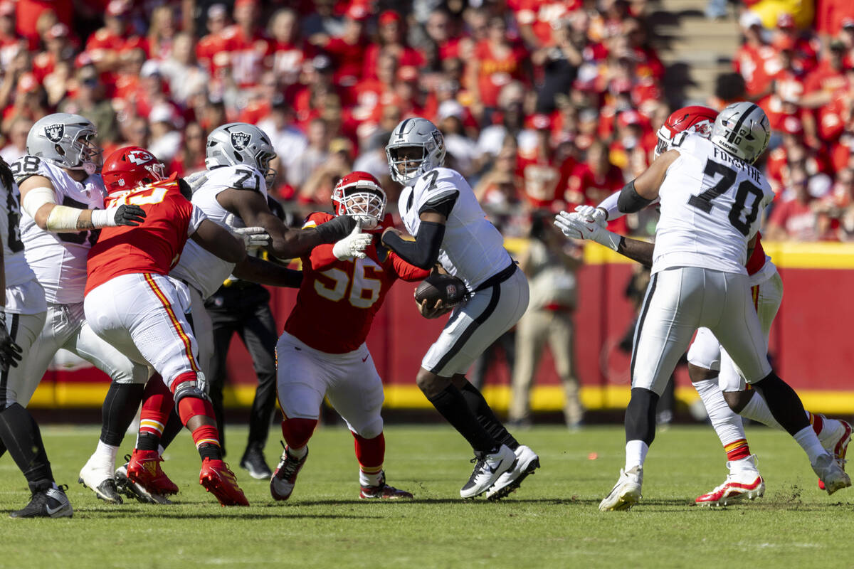 Raiders quarterback Geno Smith (7) is pressured by Kansas City Chiefs defensive end George Karl ...