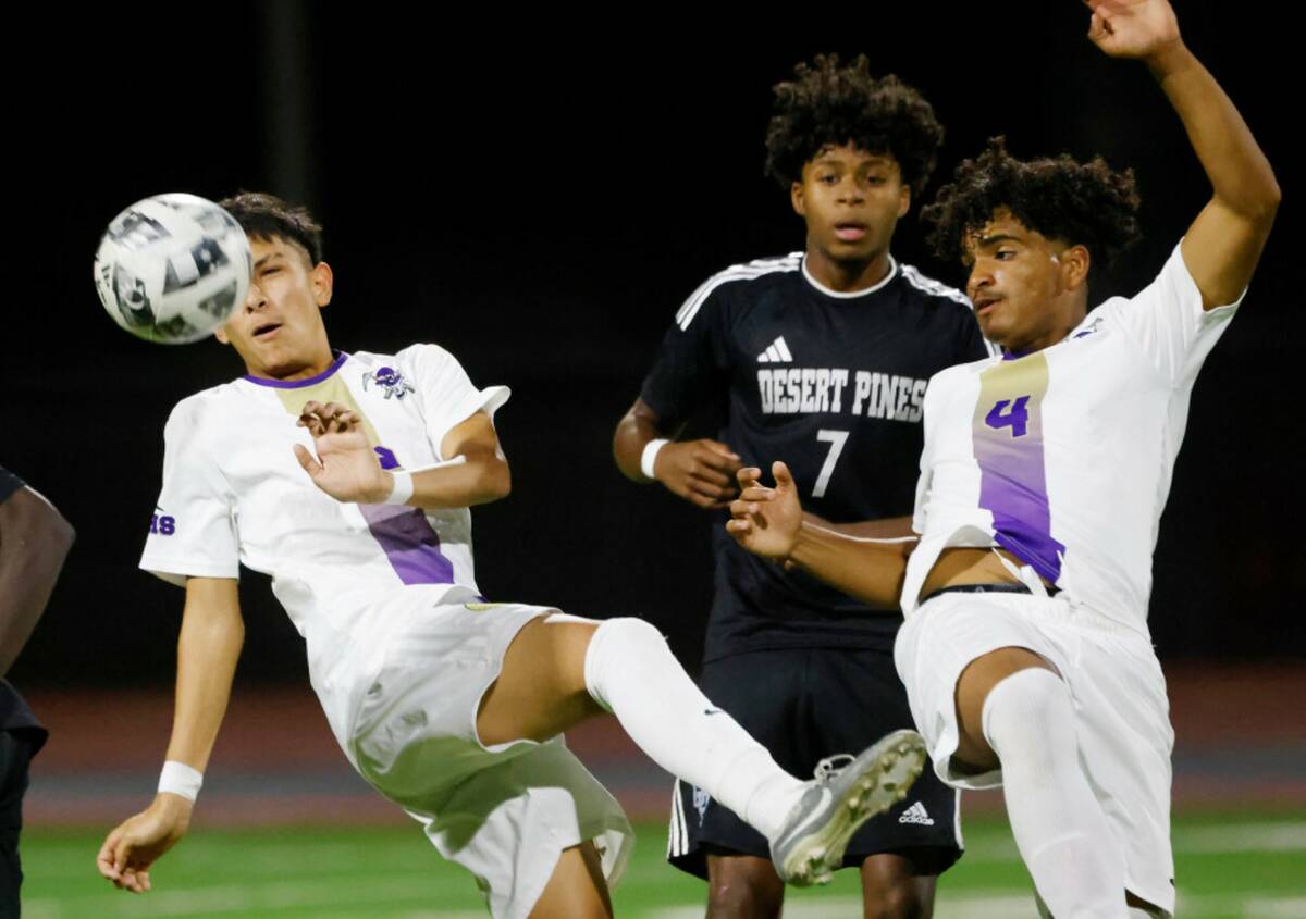 Sunrise Mountain left back Cristopher Munoz (12) and Leandro Molina Siam (4) defend Desert Pine ...