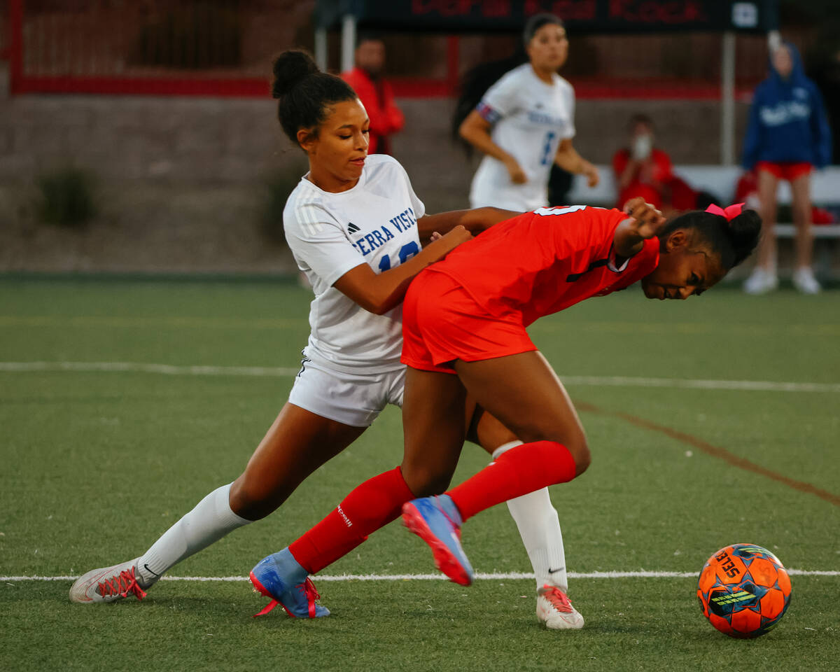 Sierra Vista defender Justice Reed (16) and Doral Academy forward Sayni Thompson (5) battle for ...