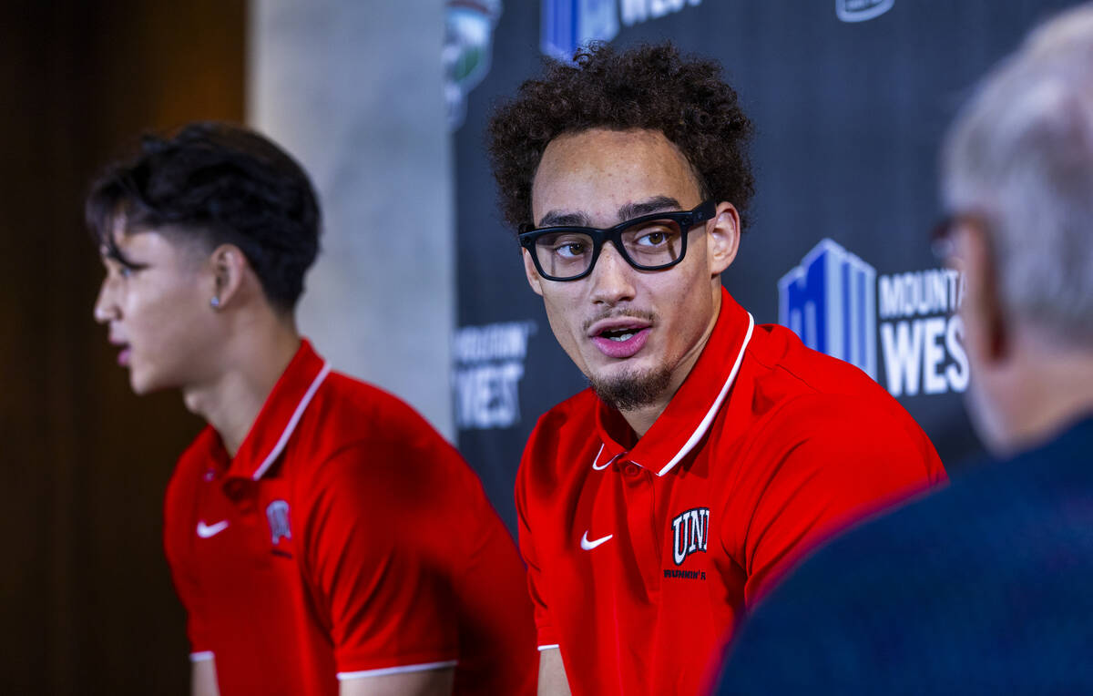 UNLV player Dravyn Gibbs-Lawhorn, near, and teammate Myles Che answer questions during the Moun ...