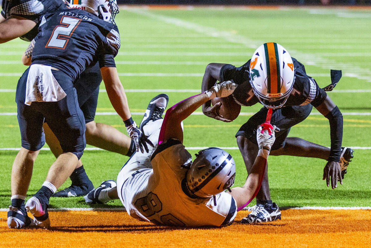 Mojave quarterback RaJahn Butler (4) is able to shake off Palo Verde's Kyle Johnson (85) f ...