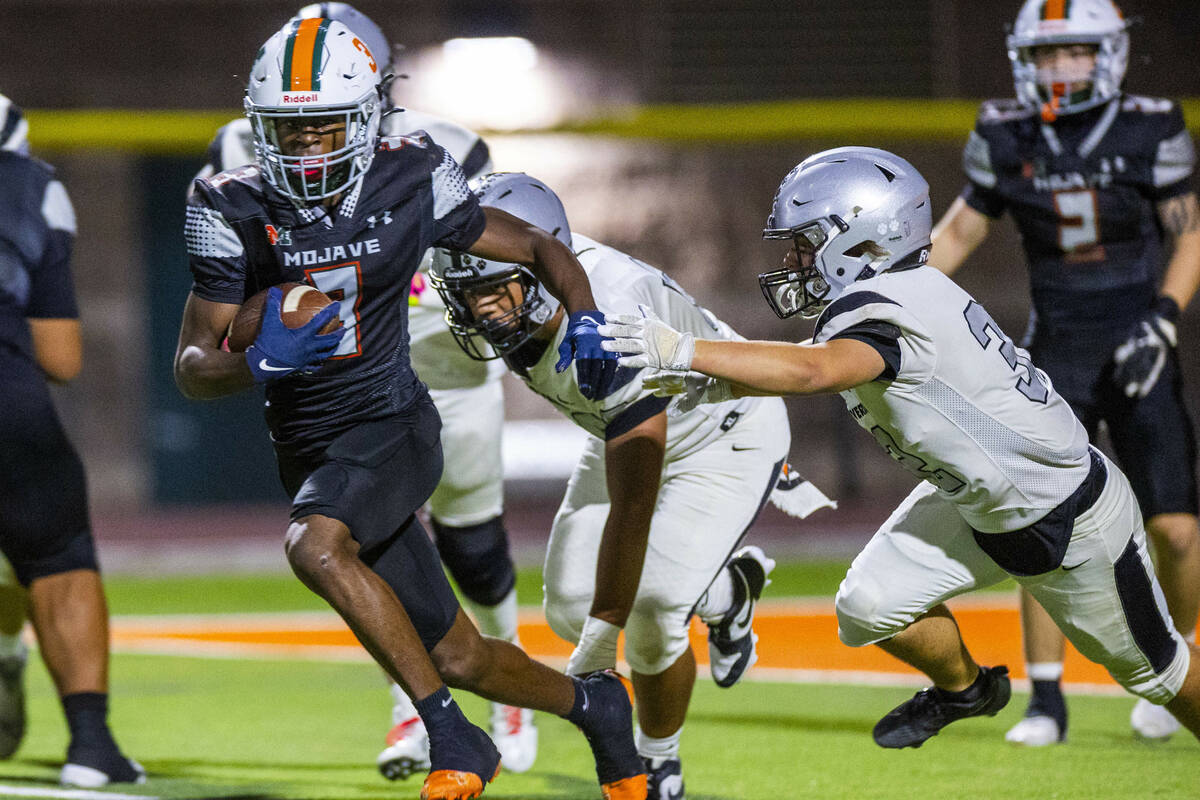 Mojave's S'marion Coleman (3) evades a tackle attempt by Palo Verde's Seth Thaye ...
