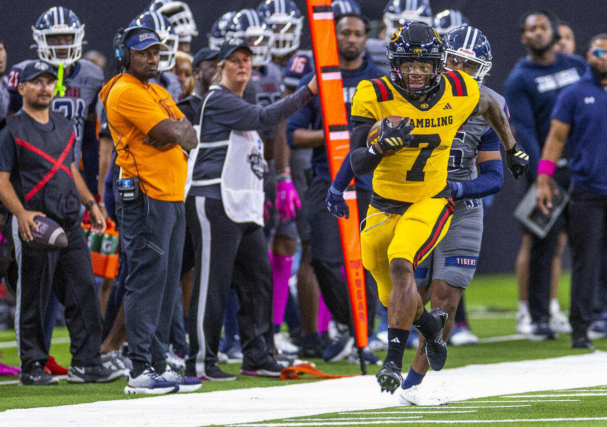 Grambling State Tigers running back Tre Bradford (7) blasts down the sideline pursued by Jackso ...