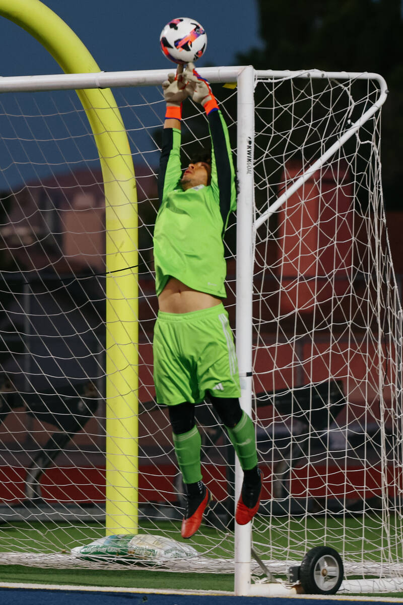 Green Valley goalkeeper Diego Mendez (1) makes a save in a first round game of 4A boys’ ...