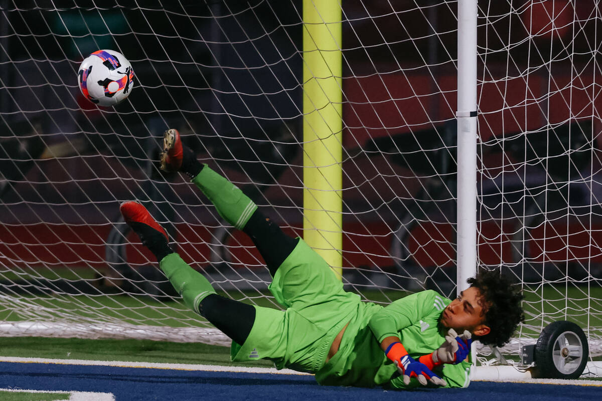 Green Valley goalkeeper Diego Mendez (1) makes a save in a first round game of 4A boys’ ...