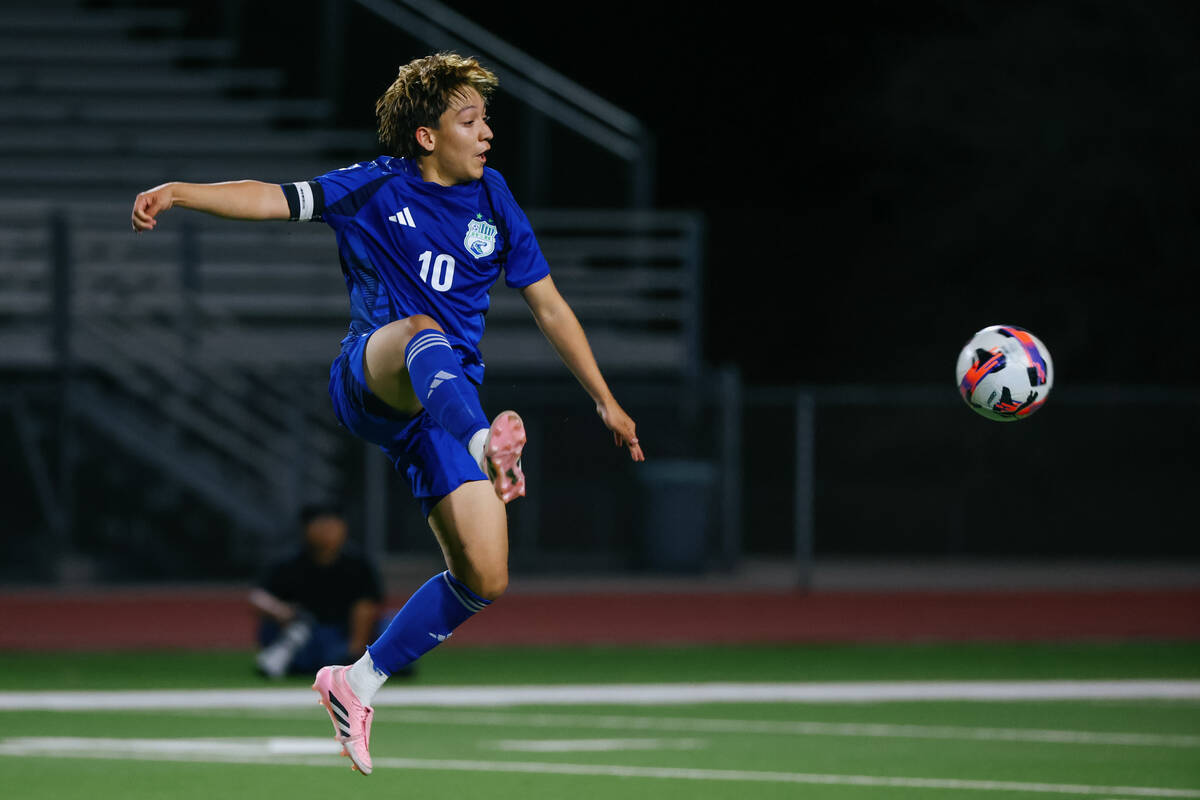 Green Valley midfielder Matthew Rincan (10) controls a high ball in a first round game of 4A bo ...