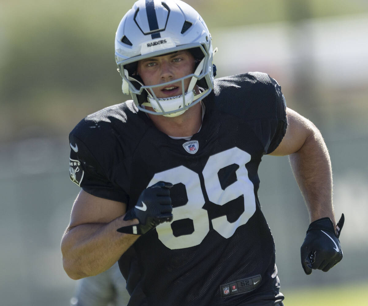 Raiders tight end Brock Bowers (89) warms up during the team’s practice at the Intermoun ...