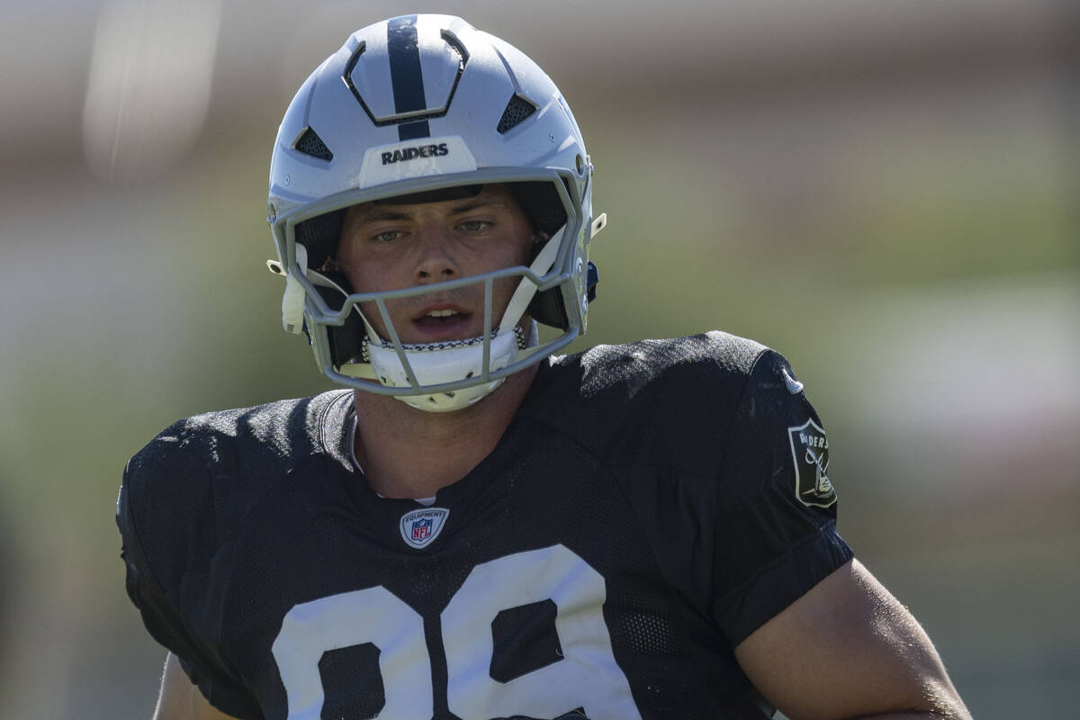 Raiders tight end Brock Bowers (89) warms up during the team’s practice at the Intermoun ...